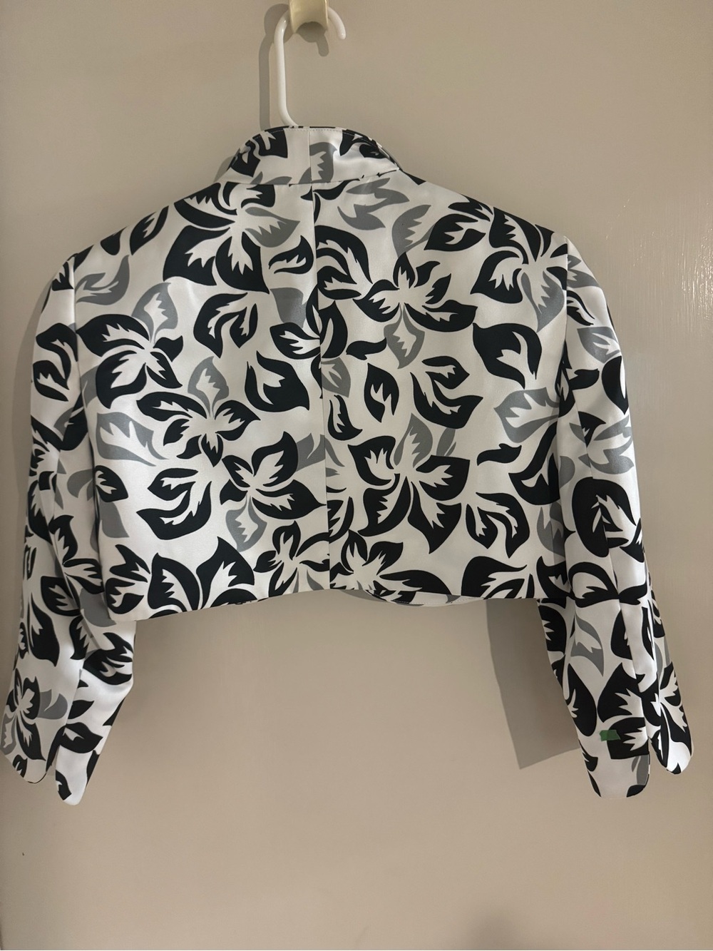 Tahari ASL Black White and Gray Floral Cropped Bolero Blazer - Picture 4 of 5